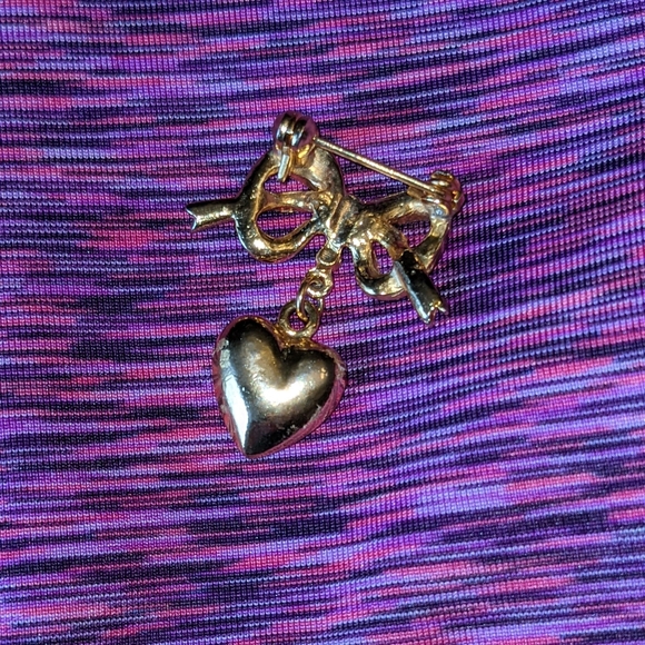Red Enamel Ribbon Brooch Dangling Heart Polished Gold Tone Vintage Pin - Picture 4 of 6